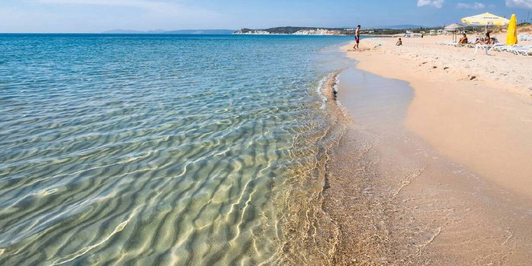 Berrak denizinde size balıklar eşlik ediyor, altın sarısı plajı büyülüyor! Ege’nin yıldızı: Mavi bayrağı ününü artırıyor 1